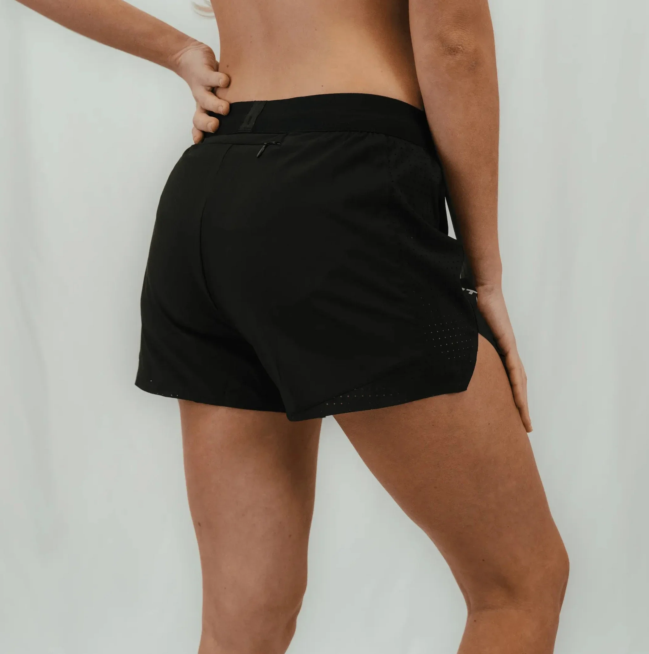Womens Avigate 4" Mercy Short - Stealth Black - Image 11